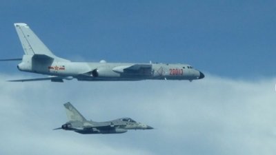 台湾国防部公布的照片显示，中国空军“轰-6”轰炸机（上）进入台湾防空识别区，台湾“经国”号战机在一旁监控。