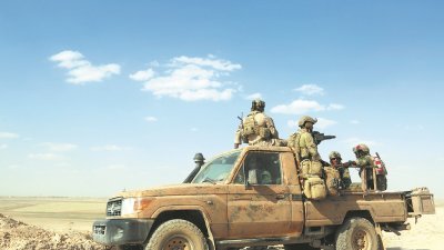 为协助叙利亚打击恐怖组织“伊斯兰国”（IS），美国派出部队训练温和反对派士兵。这是美国特别行动部队乘坐皮卡车，驶经拉卡北部一个小镇。