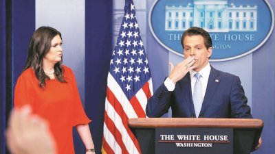 斯卡拉穆奇周五首次以白宫通讯总监身份，站上白宫发言台，风骚地向记者献“飞吻”。左为接替斯派塞的白宫发言人桑德斯。