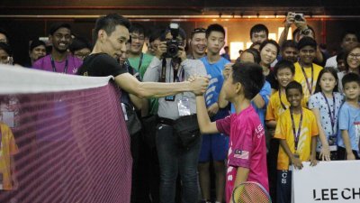 李宗伟（左）在现场与部分学员切磋球艺，并鼓励小小球员加油。 （摄影：李家俊）