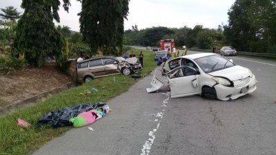 共乘坐5人的迈威轿车，车身被撞至惨不忍都，而车上有3人更不幸当场宣告身亡，消拯队员把他们的遗体安放在路旁，等候送往医院。