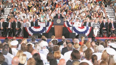 美国总统特朗普周六在 诺福克海军基地，为福 特号航母主持服役仪式 时发表讲话。