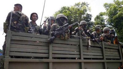 菲南地区的政府军队巡逻检查。