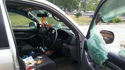 武吉丁宜住宅区过去数个月，有多辆停在路 旁的轿车遭砸破车镜，偷窃贵重物品。