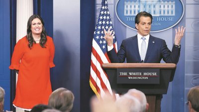 新任白宫联络室主任斯卡拉穆奇（右）上周五在日常新闻会上发言，一旁为白宫发言人桑德斯。