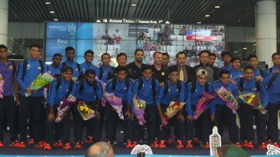 大马幼虎队在曼谷举行的23岁以下亚青足球入选赛，以小组盟主晋级决赛圈，球队在周一下午抵达吉隆坡国际机场时，受到大马足总的欢迎。