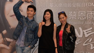 蔡恩雨（中）发行个人首支原创单曲《I Love The Sky》，同门艺人朱浩仁（左）及利念娜到场支持，为她加油打气。