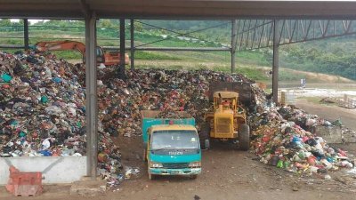 当局把垃圾暂堆积在垃圾分类系统中心作为中转处，直到夜晚才由小型车辆运载至山上处理。