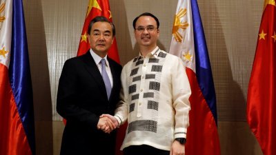 中国外交部长王毅（左），周二在马尼拉与菲律宾外交部长卡耶塔诺举行双边会谈后会见媒体。