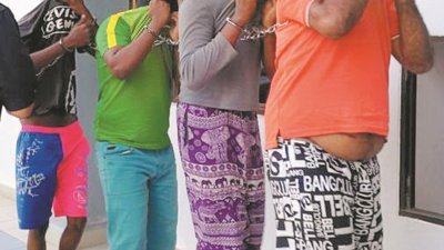 4名向县警察局抛掷汽油弹的印裔嫌犯，以衣遮脸被带上法庭延扣2天直到7月28日。
