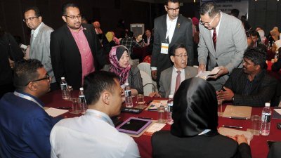 “新加坡马来商会与新山华巫印商会”交流会上，拉菲拉兹（右2起）、罗烈贤及阿都卡迪互相交流。