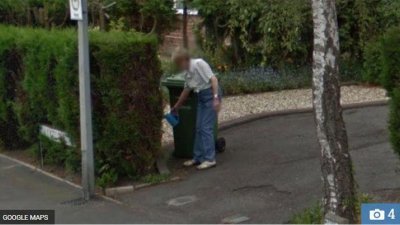 一名英国女子日前用Google地图搜寻老家的地址，在街景图中惊喜发现已过世的妈妈在花园浇花的身影。