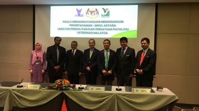 旺朱乃迪（左4起）与野生动物保护局总监拿督阿都卡迪尔， 出席该局与马来西亚兽医医疗学协会签署谅解备忘录活动。