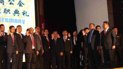 新届马六甲机器厂商公会 理事，在林万锋（右2起） 及杜元成的见证下，完成 宣誓就职仪式。