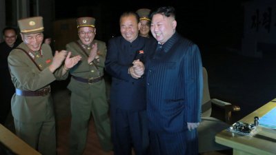 朝鲜周五成功试射“火星-14”洲际弹道导弹，亲自指导试射的 最高领导人金正恩（右），脸上露出满意的笑容。