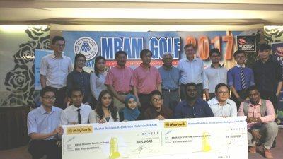 马来西亚建筑公会颁发奖学金给14名成绩优秀的大专生，后排左4起为陈书煌、符绩理、依斯 迈及罗德林诺贝尔。