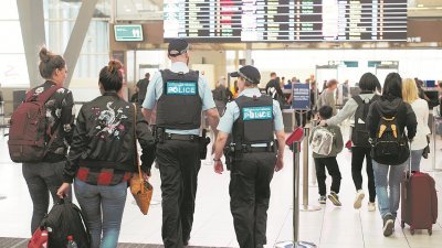 上周六捣破一起客机炸弹袭击阴谋后，澳洲警方加派人手保障机场安全。