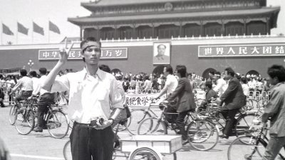 驻扎在天安门广场期间，David Chen以好奇的视角，记录下当时民主运动的情景。