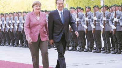 中国总理李克强（右）在柏林总理府，同德国总理默克尔举行中德总理年度会晤。会晤前，默克尔在总理府广场为李克强举行欢迎仪式。