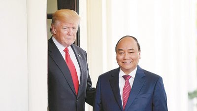 特朗普当地时间周三在白宫，会见到访的越南总理阮春福（右）。