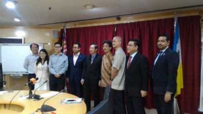槟州政府委任黄基明担任槟城研究院执行董事。左2起为王筱雯、再里尔、沈志强、林冠 英、黄基明及王建民。