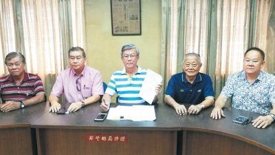 何有明（左3）宣布霹雳董联会2017-2019新届理事 改选共有22个会员单位提名，竞选18个理事职位。 左起为胡森源、李官仁、许宗祺及杨惠麒。