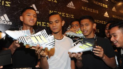 法伊兹（左2）与国家足球发展队（PPBN)旗下的一众年轻球员，一起展示阿迪达斯赞助的球鞋。（摄影：徐慧美）
