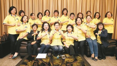 王赛之（前排中）在记者会后，与马华妇女组中央领袖以及各州妇女组主席合照。（摄影：伍信隆）