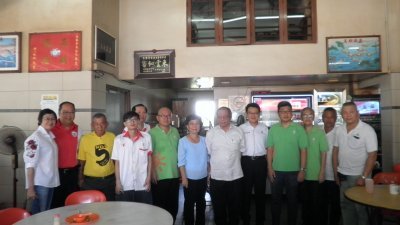 林吉祥（前排左7起）、刘镇东与出席咖啡店论坛的党要聚首一堂。