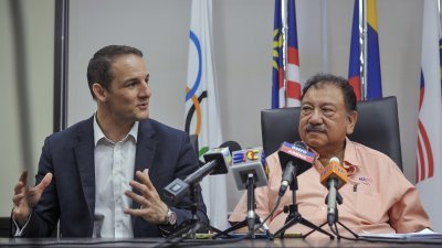 大马奥理会会长（右）东姑英南，在周五联同官访吉隆坡的共运会联合会首席执行员格林温伯一起召开记者会，宣布大马无意申办2022年共运会。