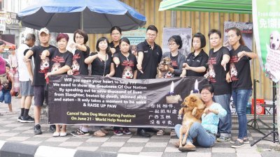 怡保2个爱狗组织代表展开和平请愿，促广西玉林停办 “狗肉节”。左3为洪美燕，右5为张俊杰。