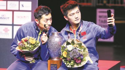 中国男双樊振东（右）和许昕在颁奖仪式上玩起了自拍。前者职业生涯首次拿到男双世界冠军，后者则已是三次称王，追平孔令辉保持的纪录。