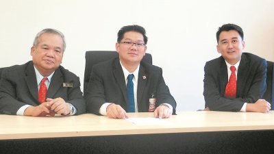 赖明忠（左）指“多福城”计划未获甲市政厅批准，右起为吴俊兑和林万锋。