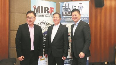 大马连锁协会（MRCA）认为，我国零售业销售取得4.5%的成长，左起为刘明、蔡家胜及副秘书林安忠。