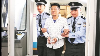 张健（中）被押返中国受审后，或将在未来因“非法集资” 犯罪行为而面对死刑。