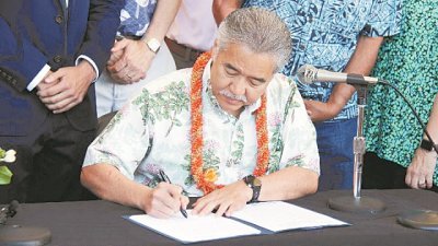夏威夷州州长井下签署两部法案，立法通过要信守《巴黎协定》排放目标的美国州属。