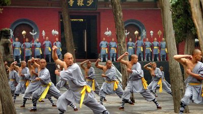 少林寺将举办“首届少林无遮大会”，选拔“少林七十二艺”。这是少林武僧在山门前为游客表演传统少林拳。