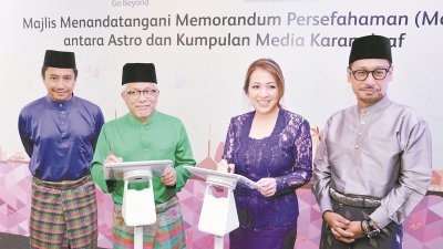 罗哈娜（右2）与KMK首席执行员拿督胡沙慕丁（左2）签署谅解备忘录，由KMK副首席执行员沙米尔（左）和Astro马来业务部副主席拿督凯鲁见证。