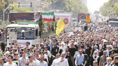 伊朗民众周五送恐袭逝者最后一程，数以千计的人挤满德黑兰的大街，运载遗体的卡车在人群中缓慢行驶。穿著黑白素服参加丧礼的民众，部分拿著以精神领袖哈梅内伊呼吁国民团结为封面头条的报纸，谴责恐怖主义，也高喊反美国和沙地的口号。