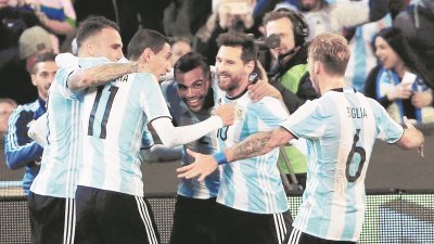 梅尔卡多（中）绝杀巴西后，与队友相拥庆祝。右2为阿根廷队长梅西。