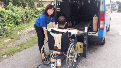 黄慧蓉每周六天，固定载送残疾人士到医院复诊，无障碍交通客货车成了最佳“帮手”。