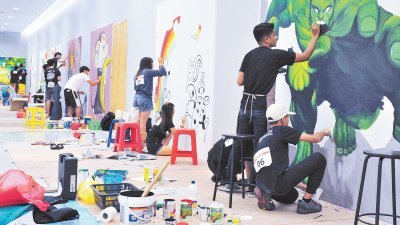 来自全国各地的艺术爱好者们发挥天马行空的想象力，在墙面画出各种创意十足的壁画，赋以全新的“生命”。（摄影：杨金森）