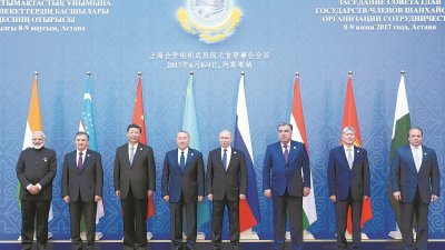 上海合作组织成员国元首理事会会议，周五在哈萨克首都阿斯塔纳举行。中国国家主席习近平（左3）和上合组织其他成员国元首，以及新加入的印度总理莫迪（右）、巴基斯坦总理谢里夫（右）在台上合影。