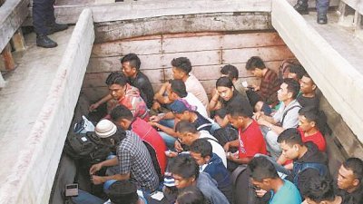 35名偷渡客携带行李藏匿船只暗格，企图瞒天过海到印尼，但东窗事发，被警方逮捕。