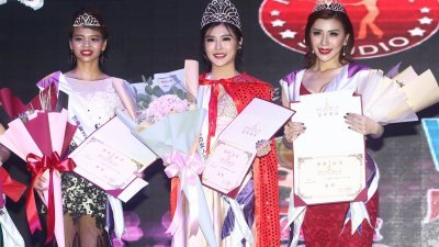 2017年世界魅力女人风尚大赛（马来西亚赛区）成绩出炉，冠军得主林燕婷（中）、亚军陈姝莹（右）和季军林慧婷（左）。 （摄影：伍信隆）