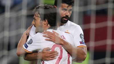 大卫- 席尔瓦（ 前）和迭戈-科斯塔各入1球，帮助西班牙在世界杯入选赛客场以2比1小胜马其顿。