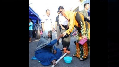 在斋戒月市集乞讨的罗兴亚妇女（左）被当局揭发银行户头 内有至少5000令吉存款，右起为拉迪芭及峇哈鲁丁。