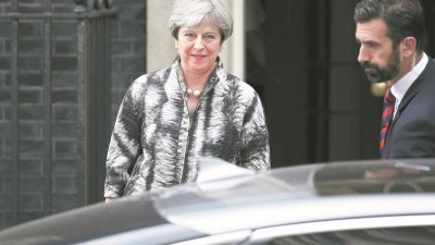 英国首相特丽莎梅周一与新内阁成员开会后，乘车离开唐宁街10号首相官邸。
