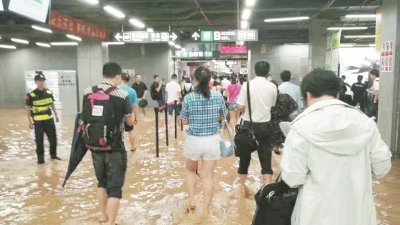 因受暴雨影响，周二上午深圳地铁车公庙内到处积水，搭客须涉水而过，该车站更一度关闭，列车被迫不停站通过。