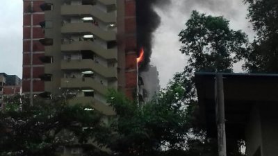 拉庆组屋B栋地9楼的一个单位厨房失火。